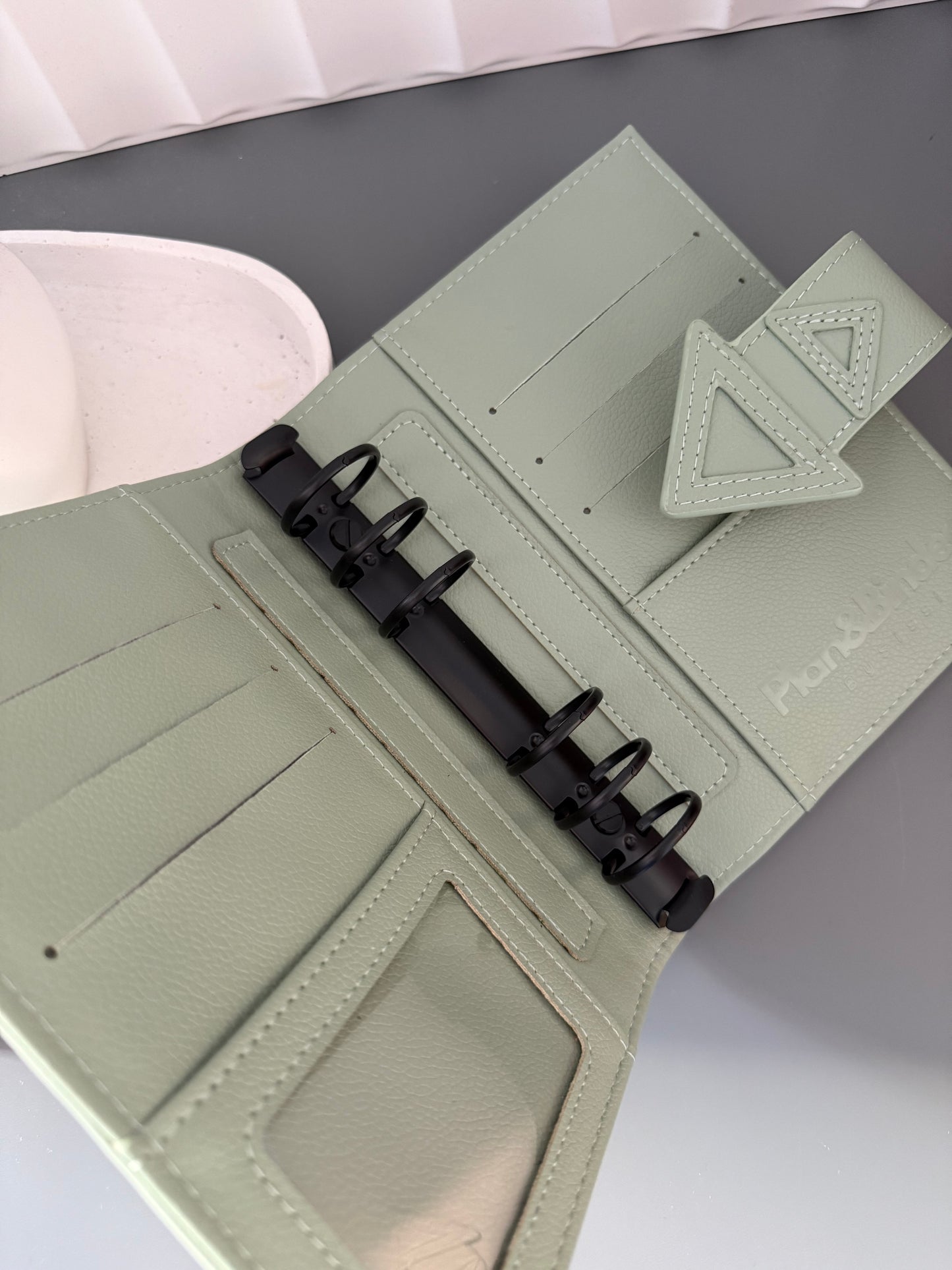 Essential Binder (Vorverkauf)