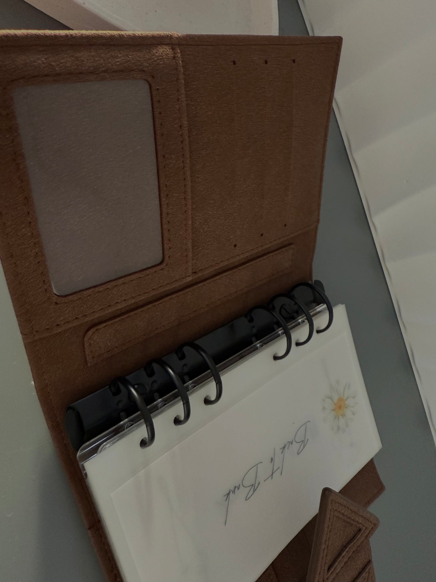 Essential Binder (Vorverkauf)