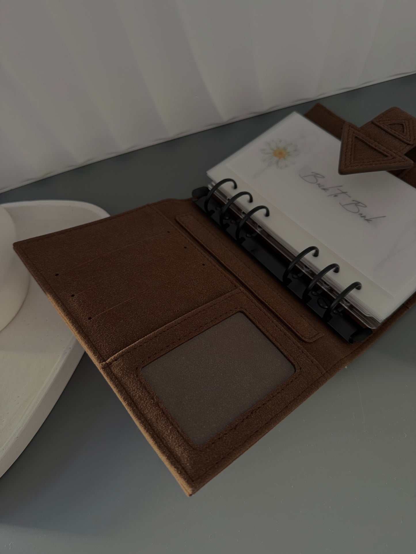 Essential Binder (Vorverkauf)