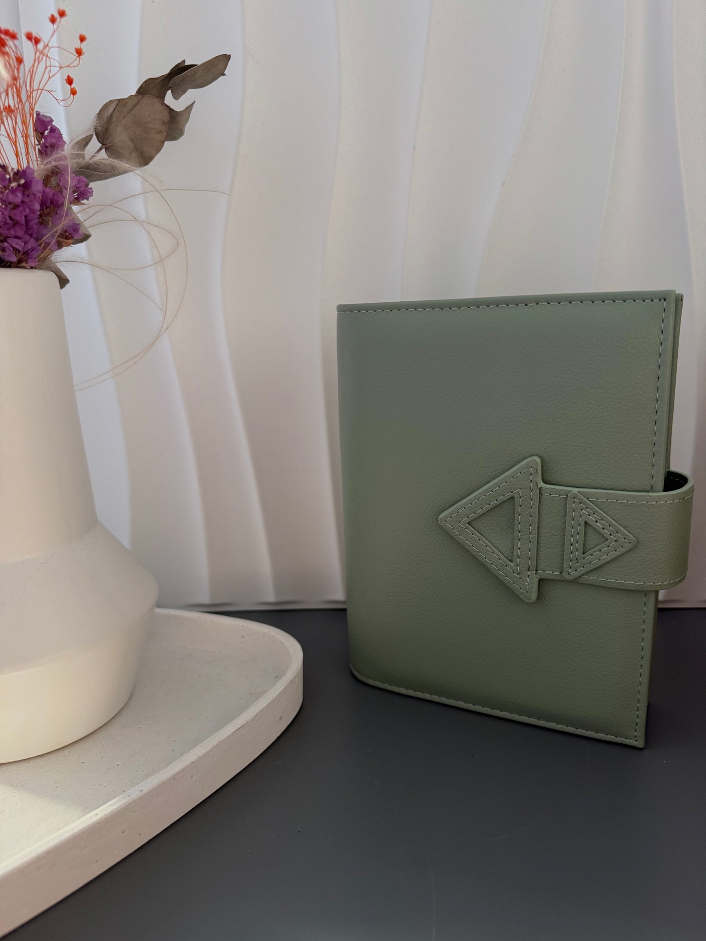 Essential Binder (Vorverkauf)
