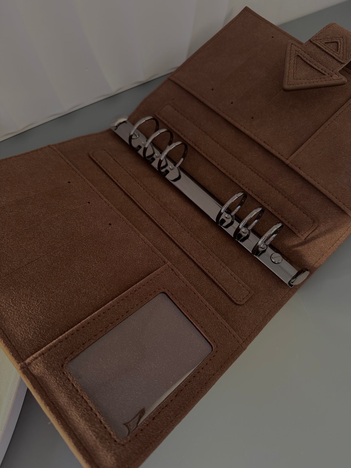 Essential Binder (Vorverkauf)